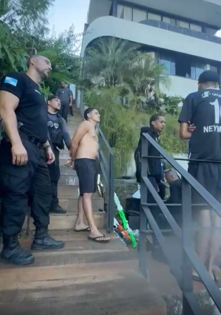 Traficante preso na casa de Oruam faz parte de quadrilha de roubo de celulares - Reprodução TV Globo