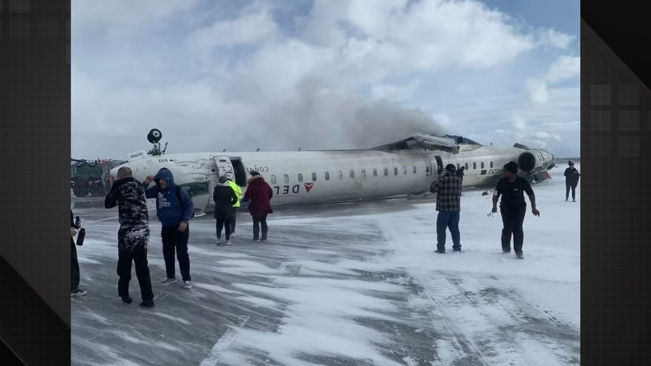 Avião capota em Toronto