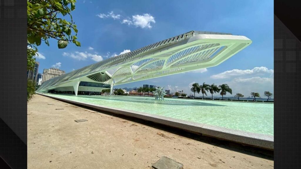 Foliões invadem piscinas do Museu do Amanhã