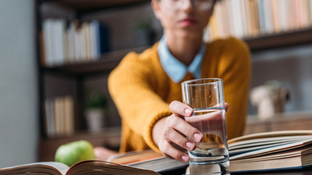 Quantos litros de água é recomendado beber todo dia?