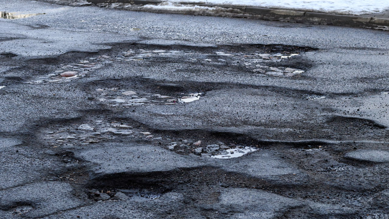 Estradas sem buracos? O asfalto que se conserta sozinho chegou