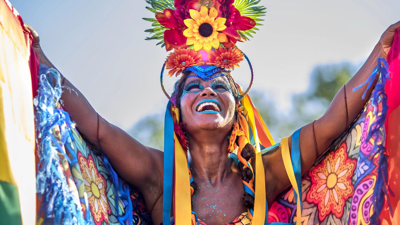 Carnaval brilhante, mas seguro! Saiba como evitar danos à pele e aos olhos