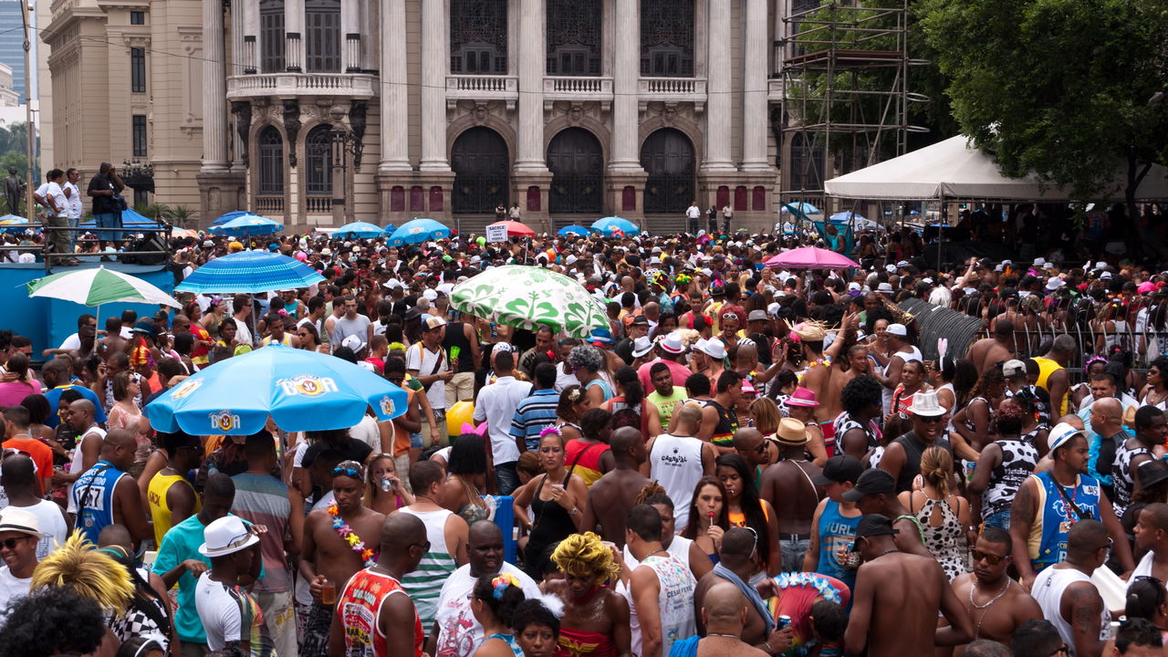 Bloco de rua hoje? Veja tudo sobre o Carnaval 2025 no celular!