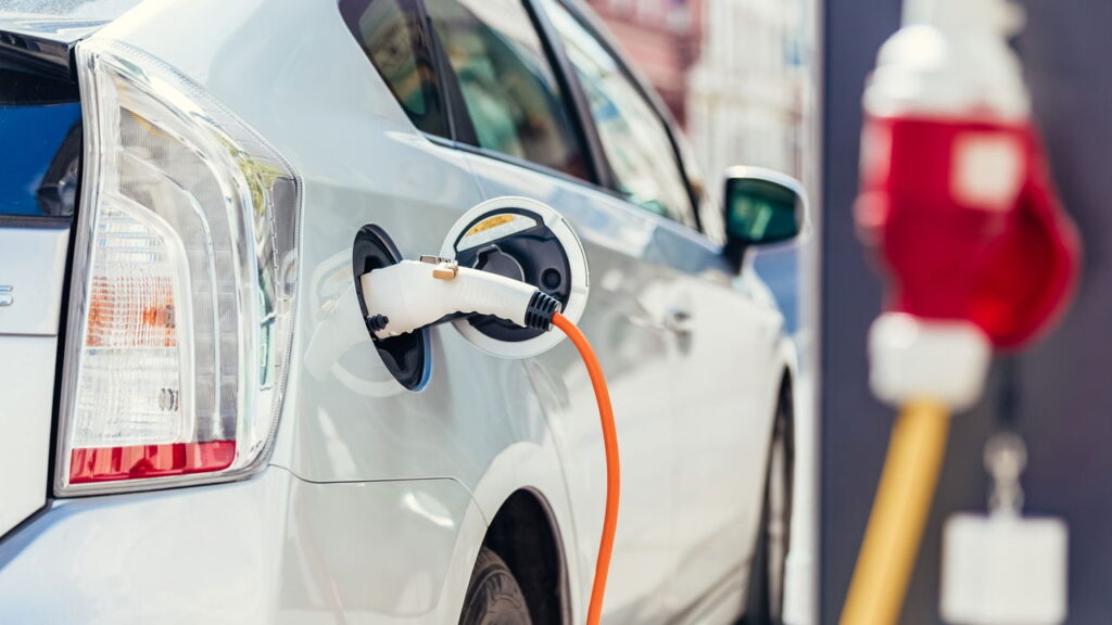 Nova tecnologia promete carregar carros elétricos mais rápido que um café