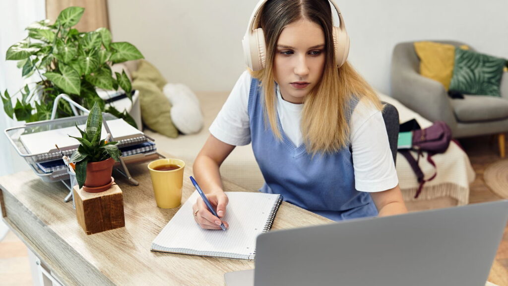 Aprenda tecnologia de graça! Empresas lançam bolsas para diversos cursos