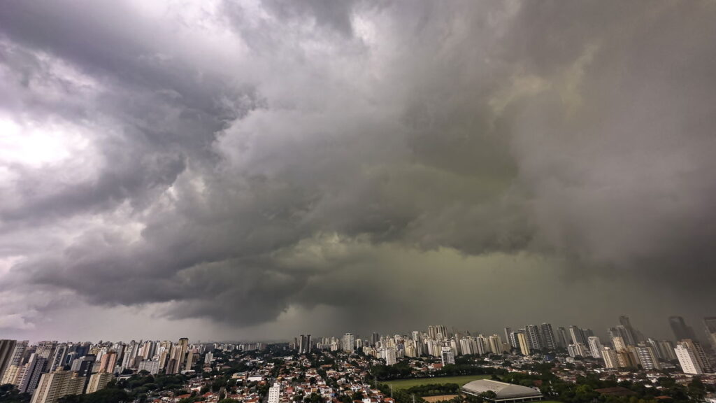 São Paulo sofre com chuvas intensas e emite alerta para moradores