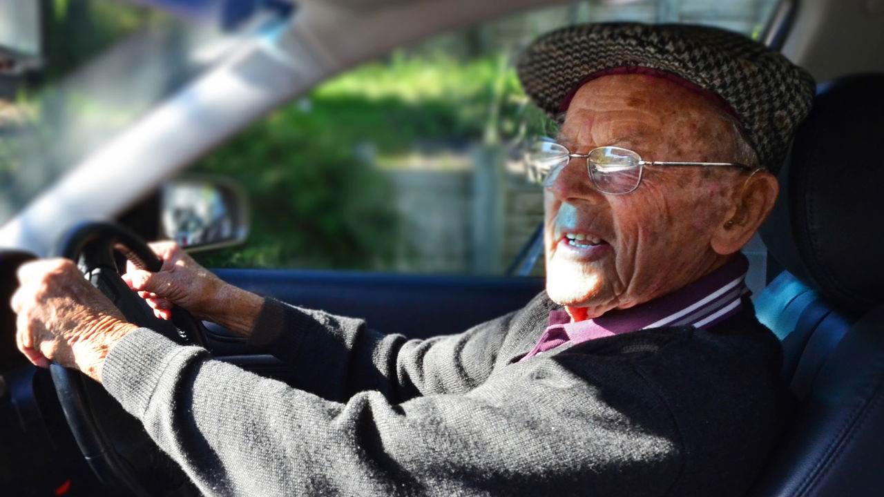 Novas regras da CNH para quem tem mais de 70 anos deixa motoristas em choque