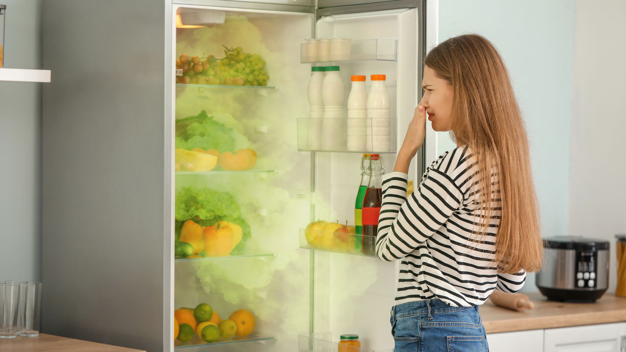 Elimine o mau cheiro da geladeira em minutos – veja como!