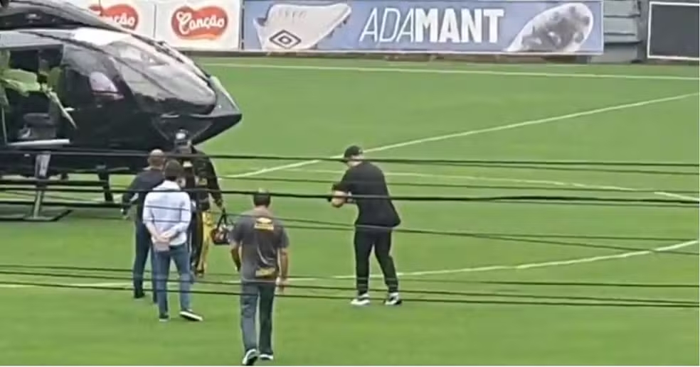 Neymar chega de helicóptero ao Santos