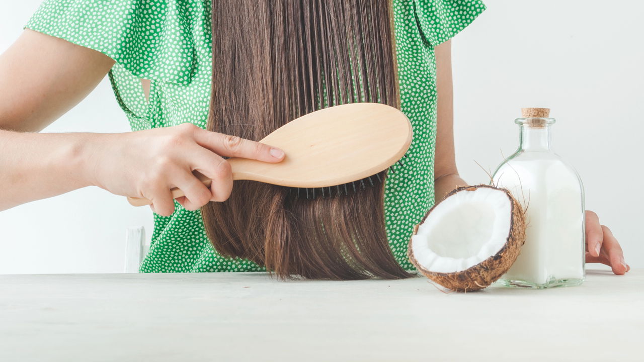 Óleo de coco faz milagres? Veja como usar na pele e cabelos!