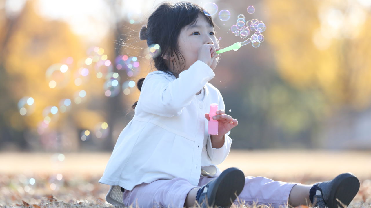 Bolhas de sabão ajudam no desenvolvimento infantil? Descubra os benefícios!