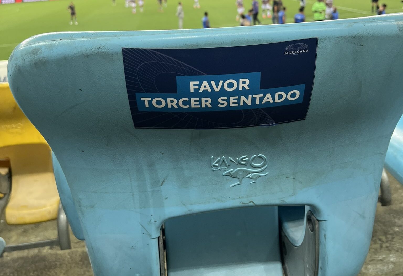 Maracanã com frases de "torcedores sentados"