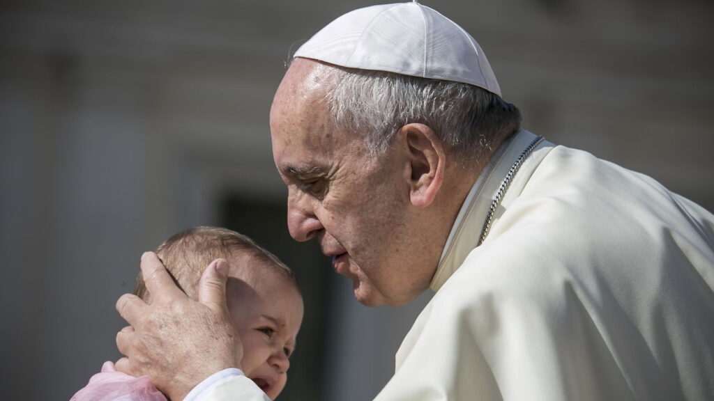 Após 38 dias internado, Papa Francisco recebe nova recomendação médica