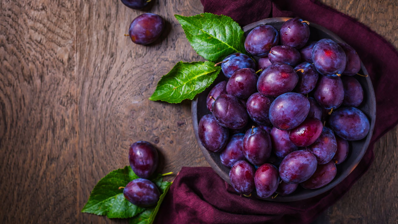 Super fruta! 5 benefícios da ameixa que VÃO mudar sua saúde