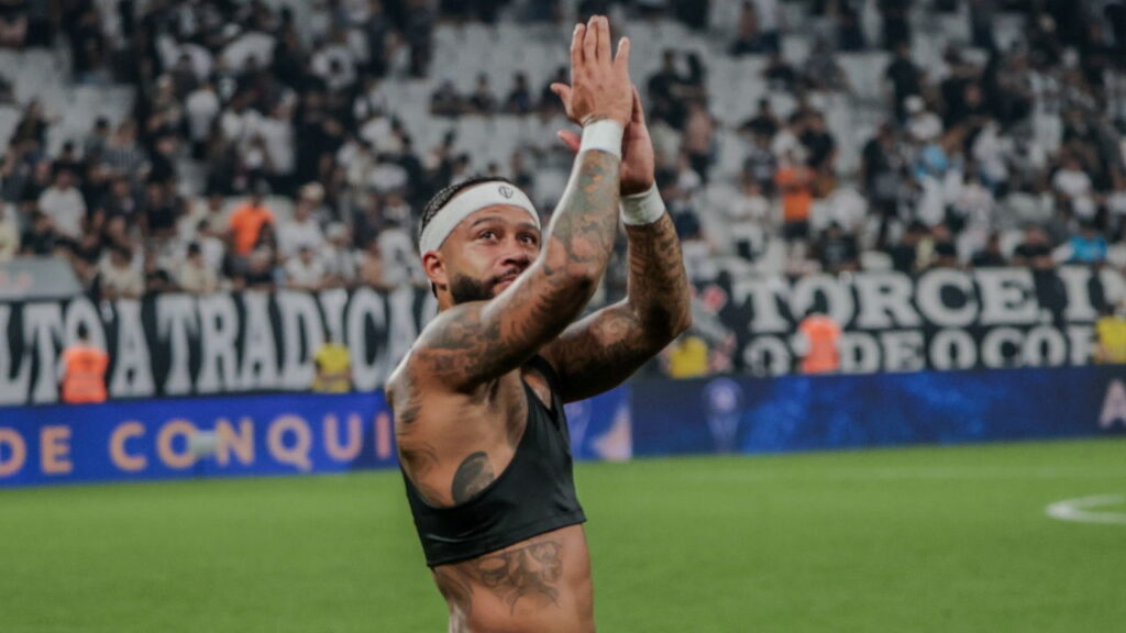 Memphis Depay embolsa bolada milionária com assistência contra o Palmeiras