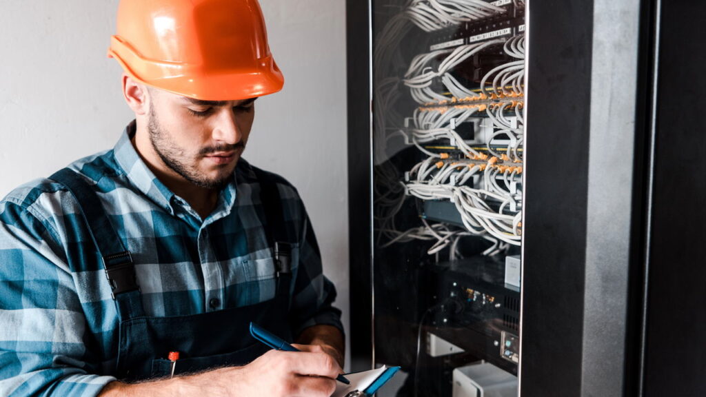 O plano secreto para acabar com a poluição visual dos fios elétricos no Brasil