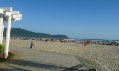 Ação da Havaianas coloca ‘chuveirão’ de chinelo gigante em praia de SP