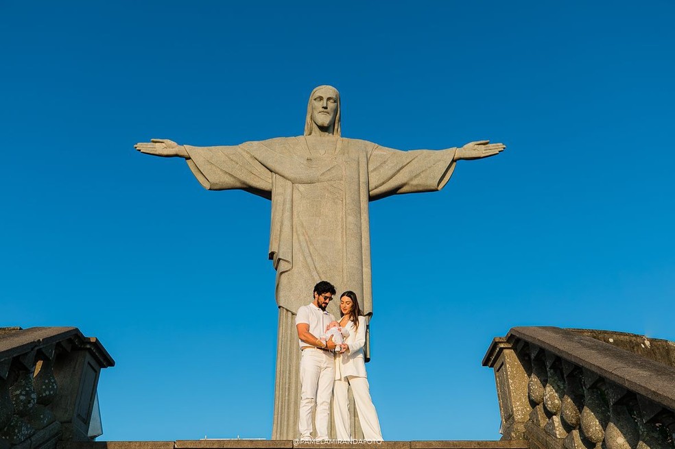 Thaila Ayala batiza o filho no Cristo Redentor