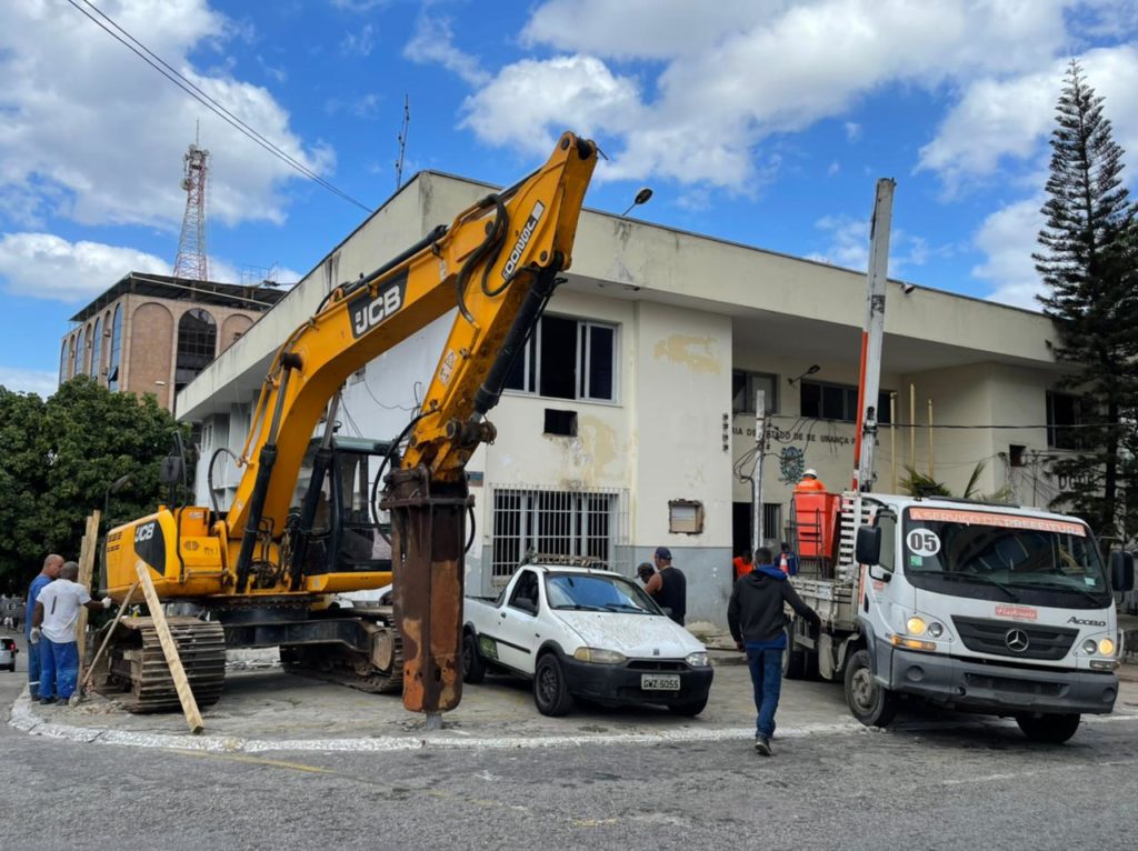 Prefeitura faz demolição de delegacia