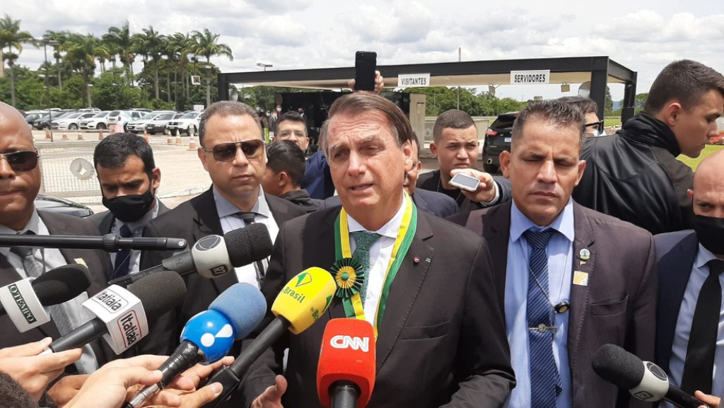 Bolsonaro em conversa com jornalistas na saída da Câmara dos Deputados