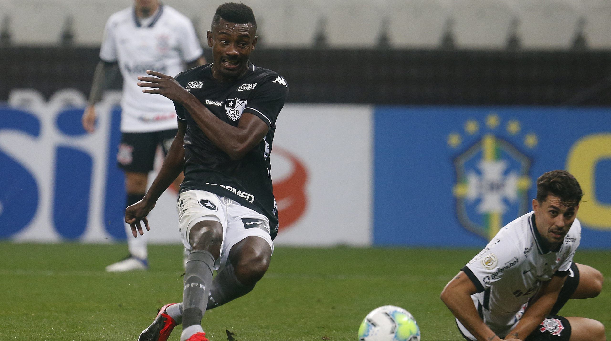 Botafogo leva gol do Santos nos acréscimos, fica no empate e chega