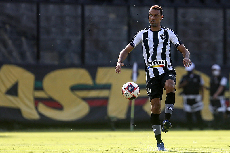 Gilvan dominando a bola em jogo do Botafogo em São Januário