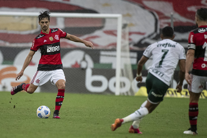 Rodrigo Caio em ação pelo Flamengo