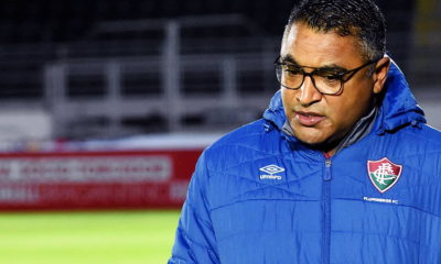De casaco azul, técnico Roger Machado mostra preocupação em jogo do Fluminense
