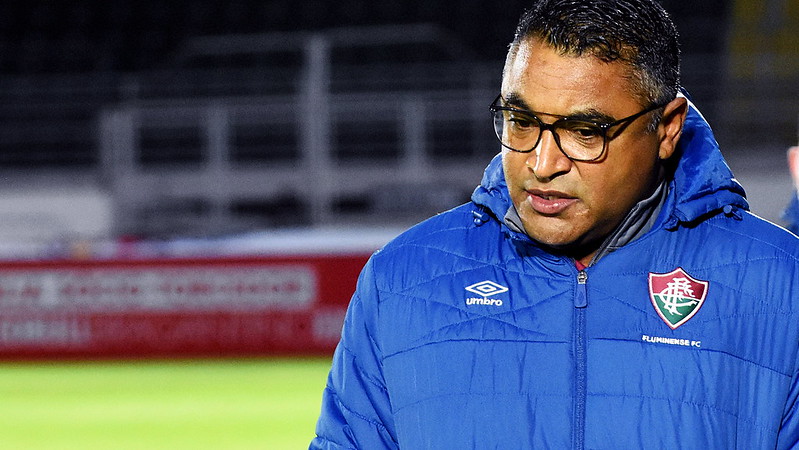 De casaco azul, técnico Roger Machado mostra preocupação em jogo do Fluminense