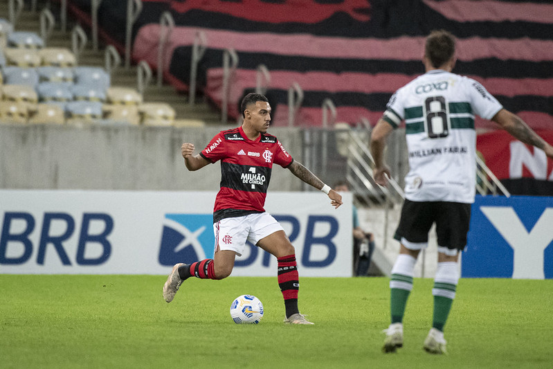 Matheuzinho em ação pelo Flamengo