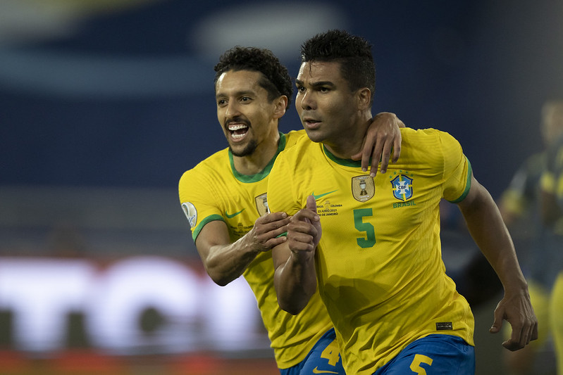 Com a camisa amarelinha, Casemiro e Marquinhos comemoram abraçados o gol do Brasil