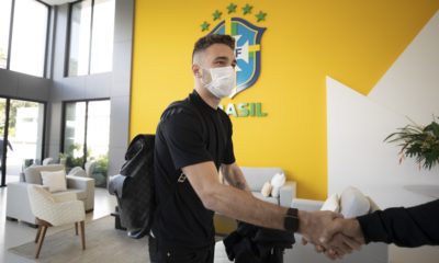 Léo Ortiz, do Bragantino, é convocado por Tite para o lugar de Marquinhos, suspenso pelo segundo cartão amarelo