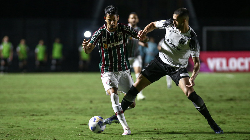 Lucca encara jogador do Ceará em jogo pela Série A