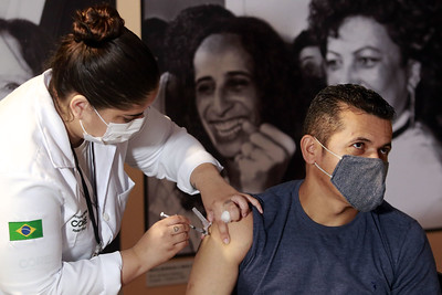 Homem sendo vacinado