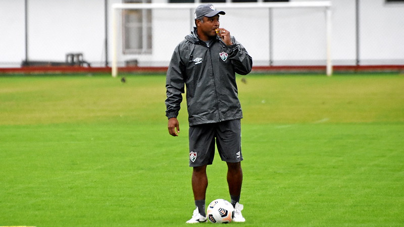 Roger Machado está com a apito na boca, no treino do Fluminense