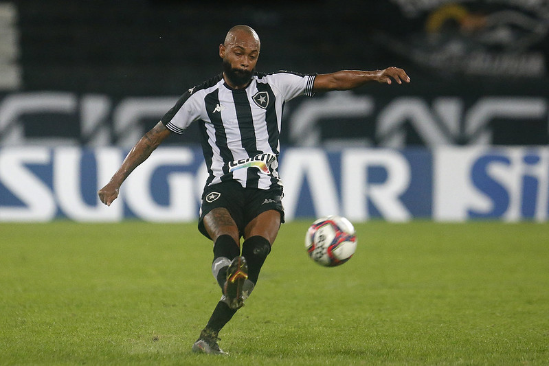 Chay cruzando a bola em jogo do Botafogo no Nilton Santos