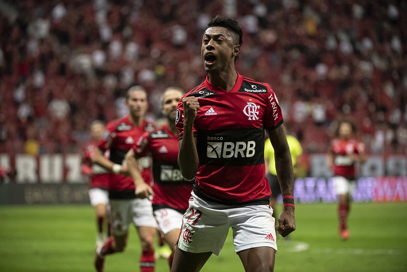 Bruno Henrique comemora gol do Flamengo sobre o Olimpia