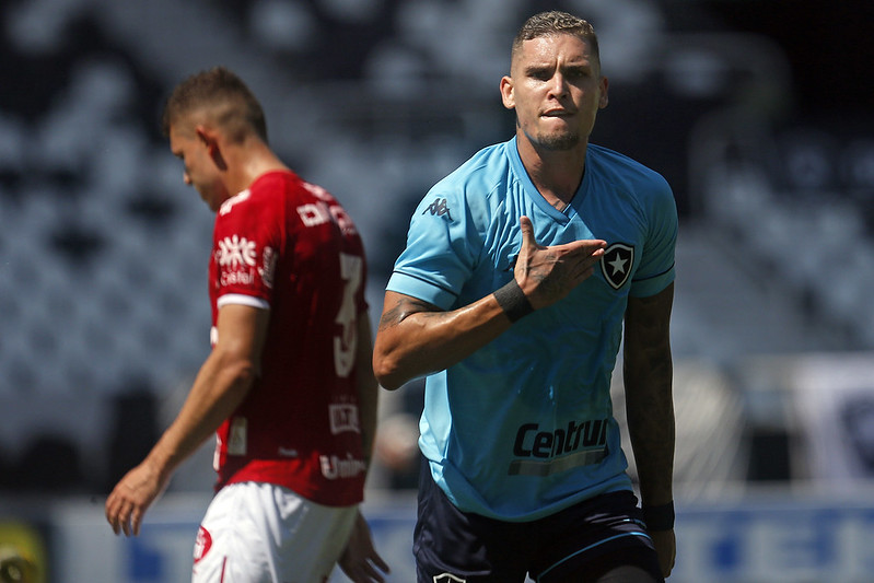 Rafael Navarro comemorando gol marcado contra o Vila Nova