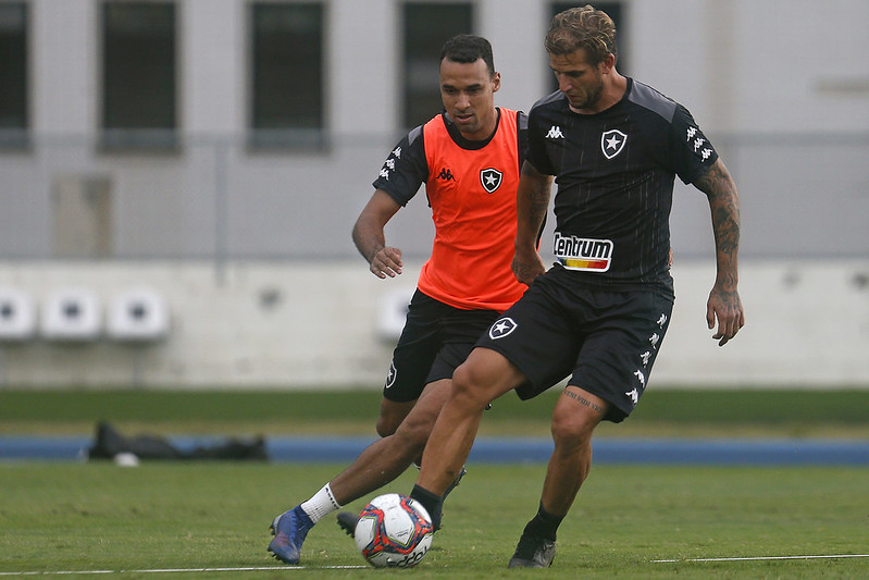 Rafael Moura sendo marcado por Gilvan em treino do Botafogo