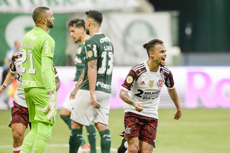 Michael comemora gol contra o Palmeiras