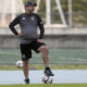 De boné e com a bola no pé esquerdo, Enderson Moreira comanda o treino do Botafogo
