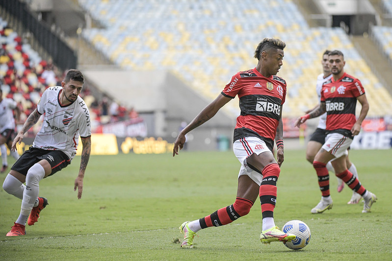 Flamengo vence por 3 a 0 o Athletico-PR e cola na liderança do Campeonato Brasileiro