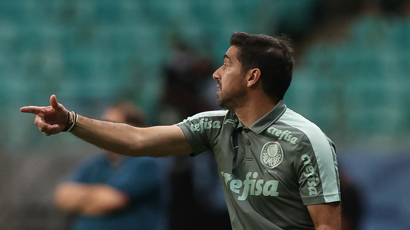 Abel Ferreira orienta o time do Palmeiras