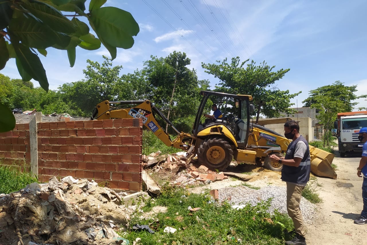 Imagem de uma demolição de construções irregulares