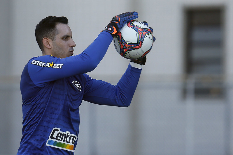 Gatito Fernández fazendo trabalho de transição em treino do Botafogo