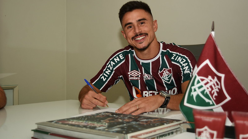 Com a camisa tricolor, William Bigode assina contrato com o Fluminense