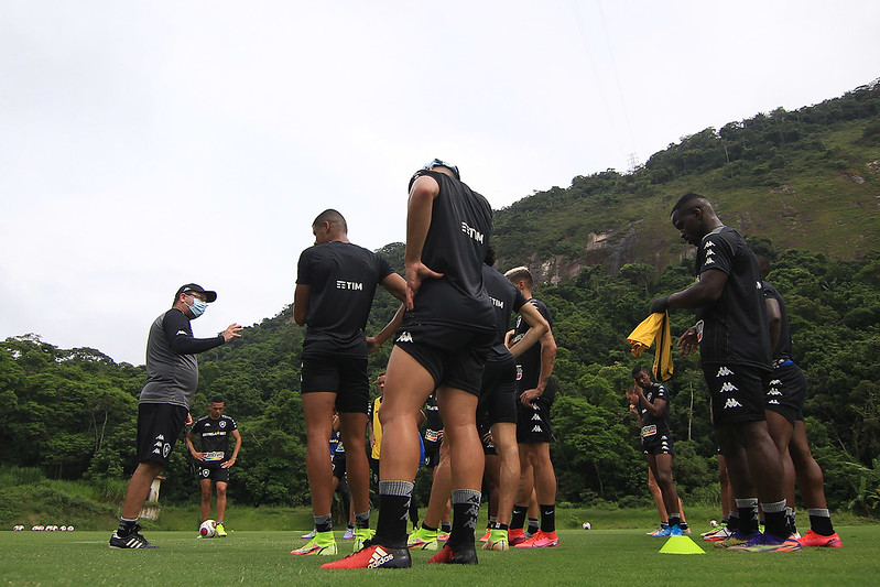 Técnico Enderson Moreira orienta os jogadores do Botafogo
