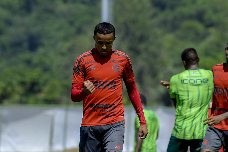 Lázaro em ação durante treino pelo Flamengo, no CT do Ninho do Urubu