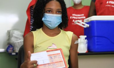 Menina vacina contra Covid-19 em Maricá