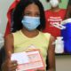 Menina vacina contra Covid-19 em Maricá